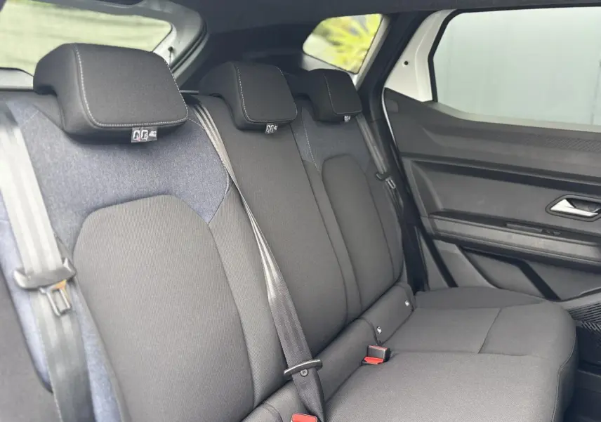 Banquette arrière noire vue de côté droit dans un Dacia Duster 1.6 Hybrid 140 Journey blanc Glacier 2025.