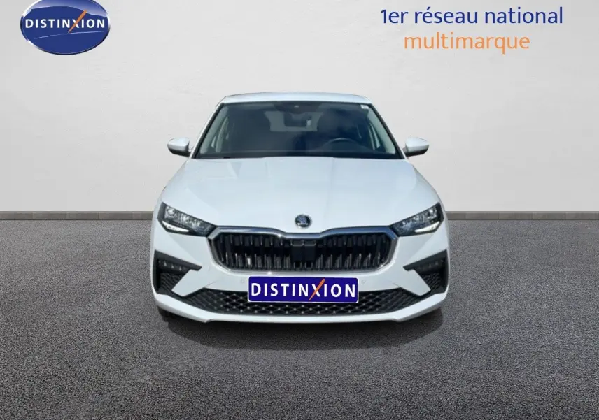 Vue frontale d'une Skoda Scala blanc glacier 2025 avec calandre noire et phares LED distinctifs.