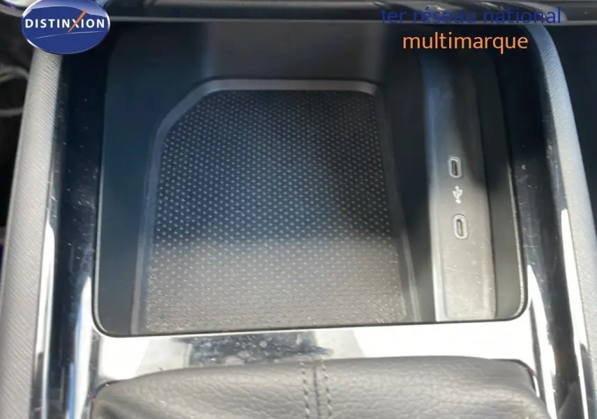 Vue rapprochée de la console centrale avec zone de charge et ports USB du Skoda Scala blanc glacier 2025.