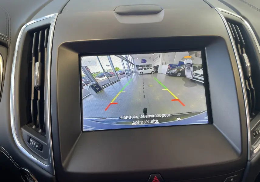 Écran central du Ford S-MAX Vignale 2022 montrant la caméra de recul avec lignes de guidage colorées dans un garage.
