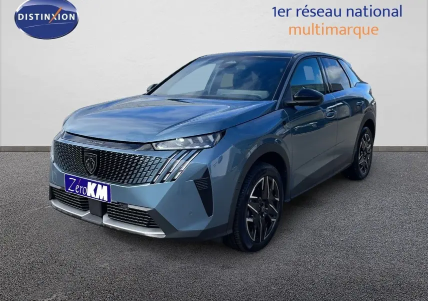 Peugeot 3008 hybride 2025 bleu Ingaro métal avec toit noir, vue 3/4 avant droit sur fond neutre.