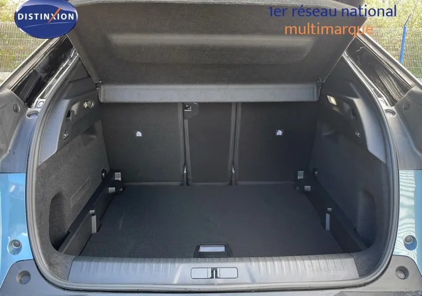 Coffre ouvert du Peugeot 3008 bleu Ingara Metal avec toit noir, vue arrière montrant l'espace de chargement vide.