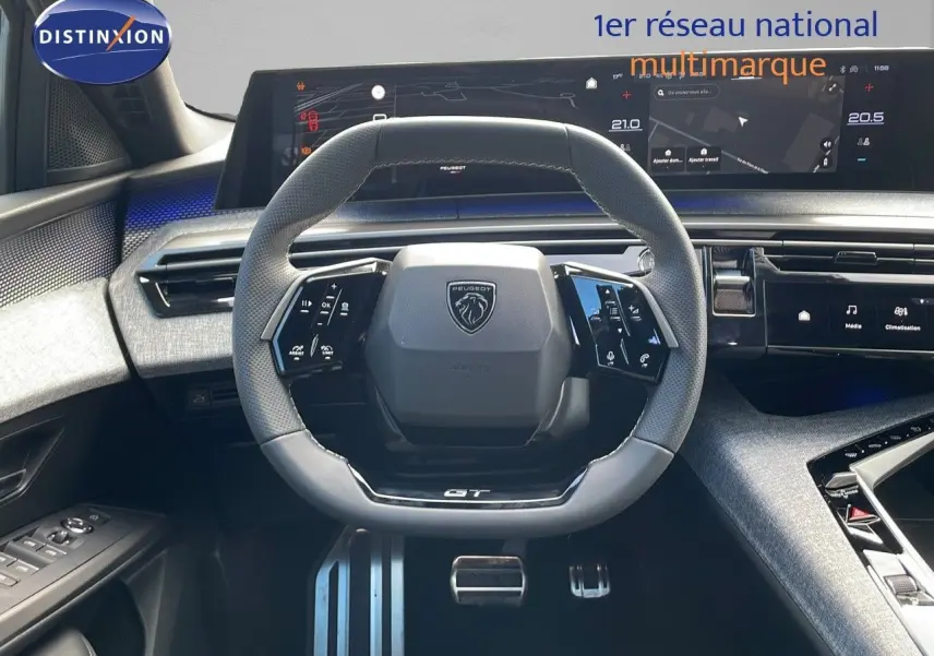 Vue intérieure centrée sur le volant GT et le tableau de bord numérique du Peugeot 3008 hybride 2025.