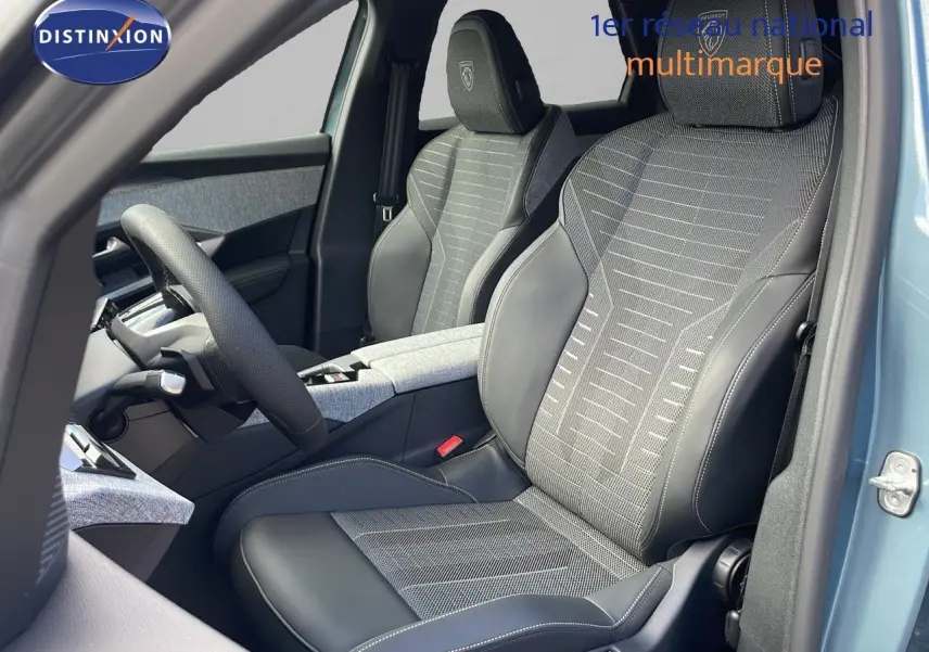 Vue intérieure côté conducteur du Peugeot 3008 1.2 Hybrid 136ch GT avec sièges bi-matière gris et noir.