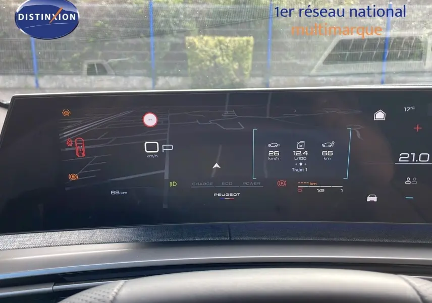 Affichage numérique du tableau de bord du Peugeot 3008 hybride 2025 montrant vitesse, consommation et autonomie.