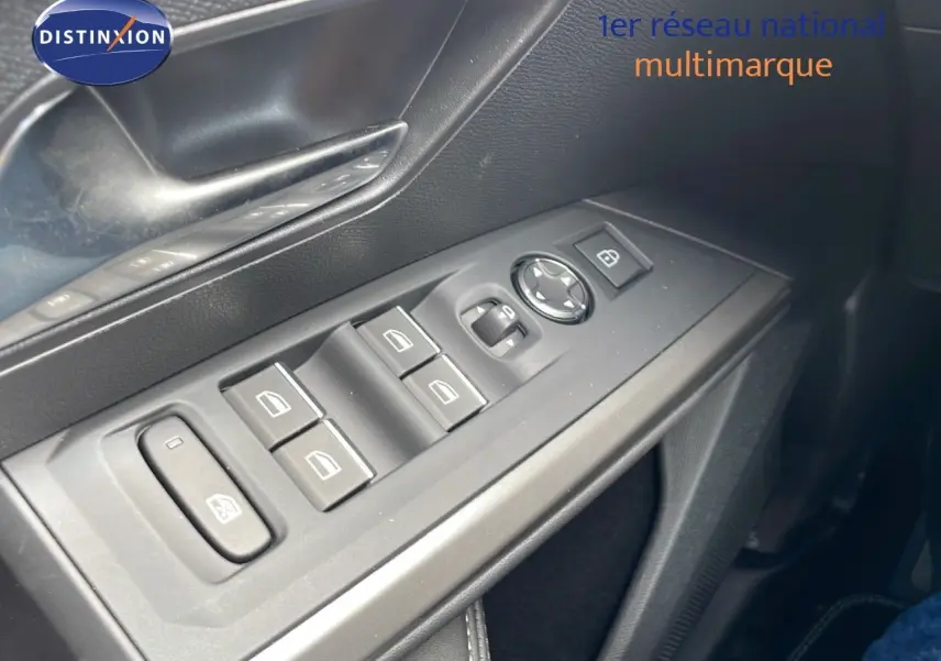 Gros plan sur les commandes des vitres électriques côté conducteur d'un Peugeot 3008 1.2 Hybrid 2025 bleu Ingaro métal avec toit noir.