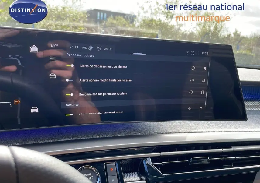 Écran tactile central affichant les alertes de sécurité sur le tableau de bord du Peugeot 3008 bleu Ingaro 2025.
