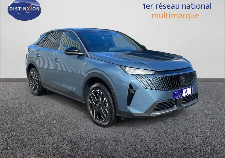 Peugeot 3008 hybride 2025 bleu Ingaro métal avec toit noir, vue 3/4 avant mettant en valeur la calandre distinctive.