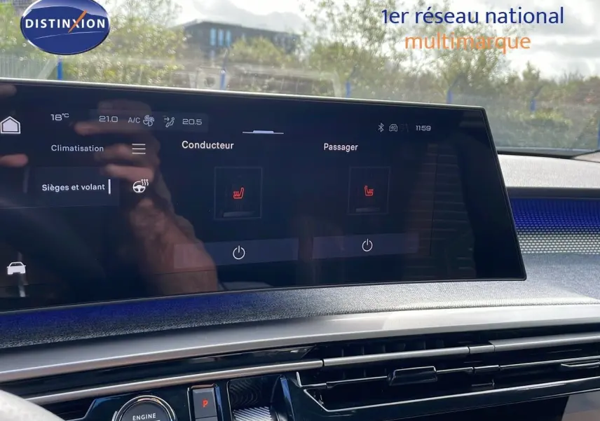 Écran tactile central du Peugeot 3008 2025 montrant les réglages de sièges chauffants côté conducteur et passager.