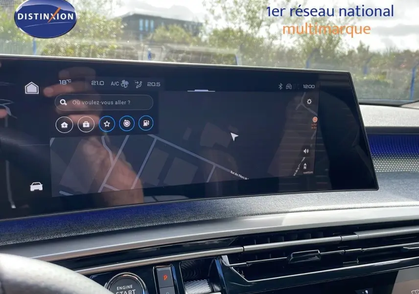 Vue rapprochée de l'écran tactile central du Peugeot 3008 2025, affichant le GPS et la climatisation.