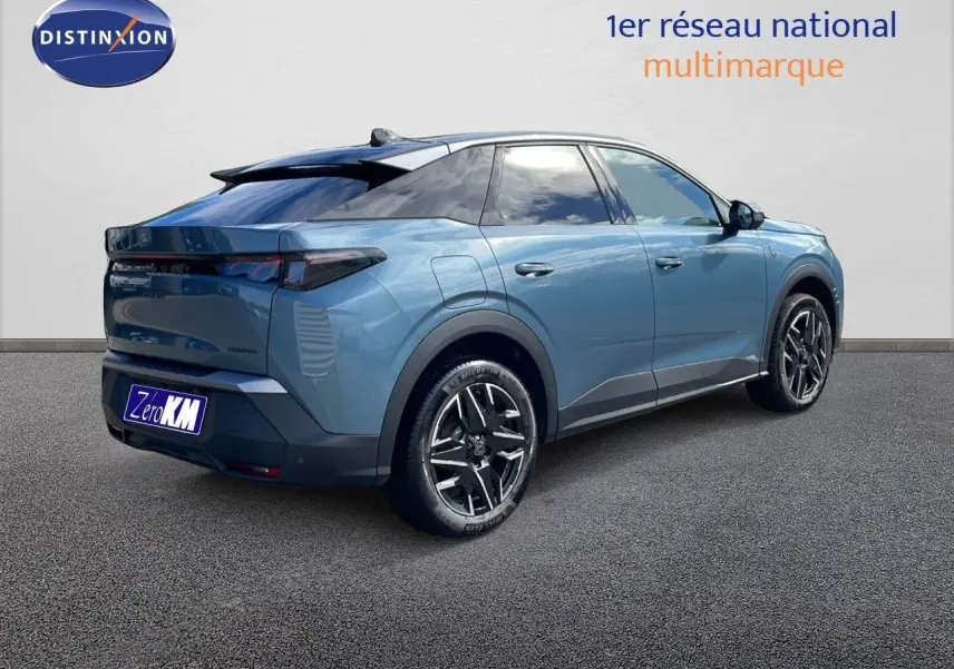 Peugeot 3008 hybride 2025 bleu Ingaro métal avec toit noir, vue 3/4 arrière côté gauche sur sol gris.