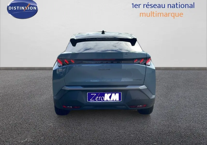 Vue arrière d'un Peugeot 3008 hybride 2025 bleu Ingaro métal avec toit noir et feux LED distinctifs allumés.