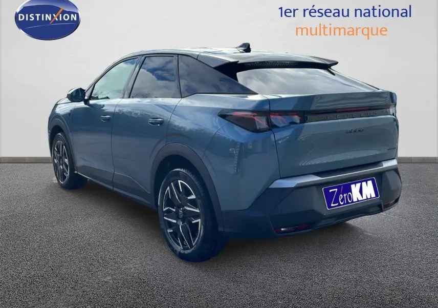 Peugeot 3008 hybride 2025 bleu Ingaro métal avec toit noir, vue 3/4 arrière côté gauche sur parking.
