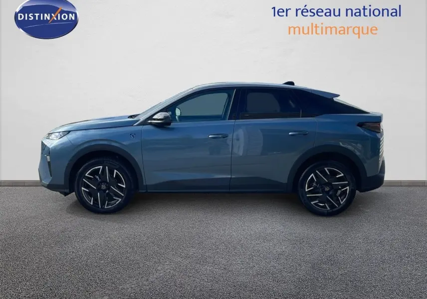 Profil côté gauche du Peugeot 3008 hybride 2025 bleu Ingaro avec toit noir et jantes noires distinctives.