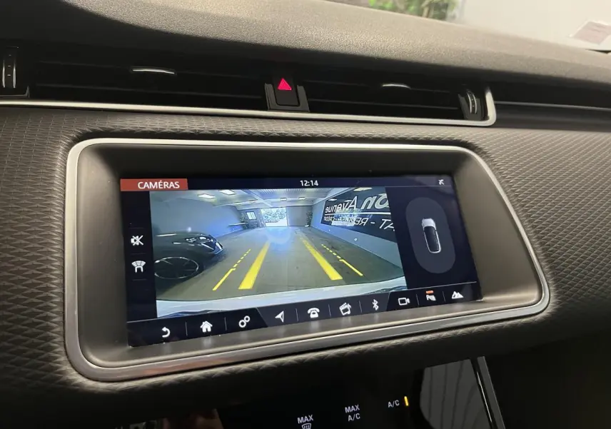 Écran tactile du Range Rover Evoque 2020 montrant la caméra de recul avec lignes de guidage jaunes.
