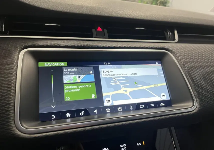 Écran tactile central du Range Rover Evoque 2020 affichant la navigation avec carte et options connectées.