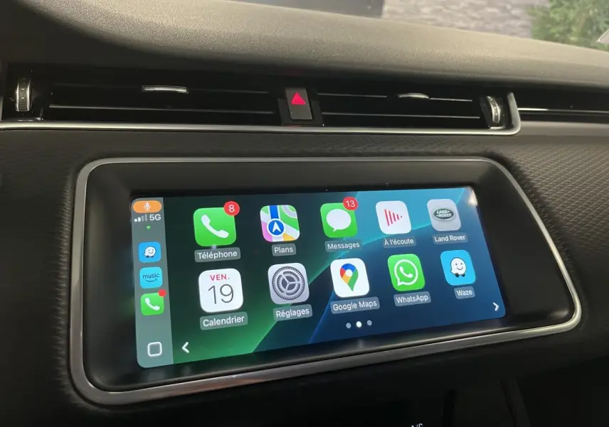 Écran tactile central du tableau de bord du Range Rover Evoque 2020 affichant des applications connectées.