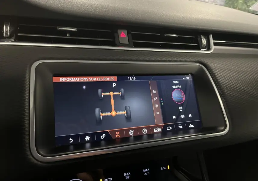 Écran tactile central du tableau de bord du Range Rover Evoque blanc 2020 montrant les informations sur les roues.