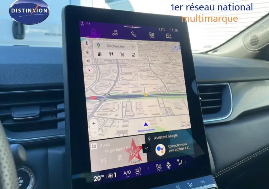 Vue intérieure du tableau de bord de la Renault Symbioz 2025, écran tactile central affichant la navigation et la radio.