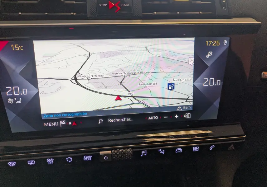 Écran central du tableau de bord du DS7 1.5 HDI 130 Performance Line 2019 montrant la navigation GPS et la climatisation à 20°C.