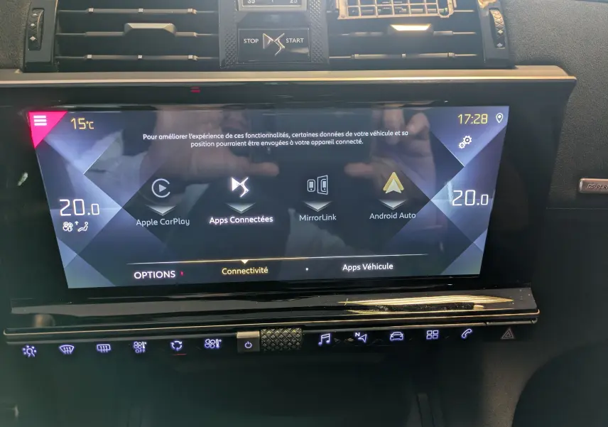 Écran tactile central du DS7 1.5 HDI 130 Performance Line 2019, affichant les options connectées et la climatisation.