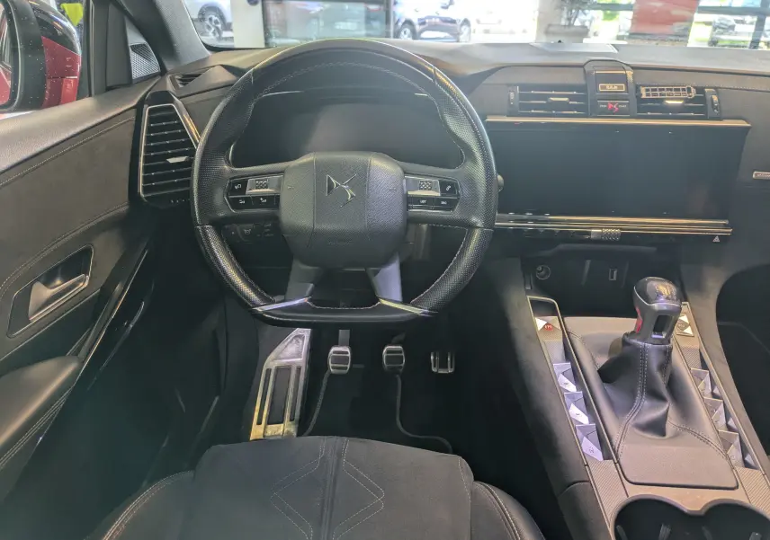 Vue intérieure centrée sur le volant et la console centrale du DS7 1.5 HDI 130 Performance Line avec boîte manuelle.