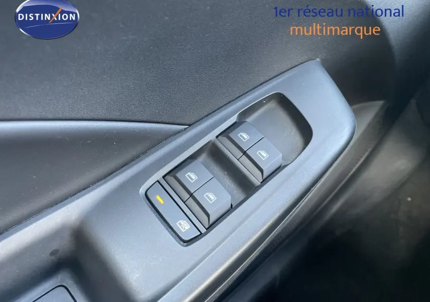 Gros plan sur les commandes des vitres électriques côté conducteur d’un MG3 2024 en intérieur noir.