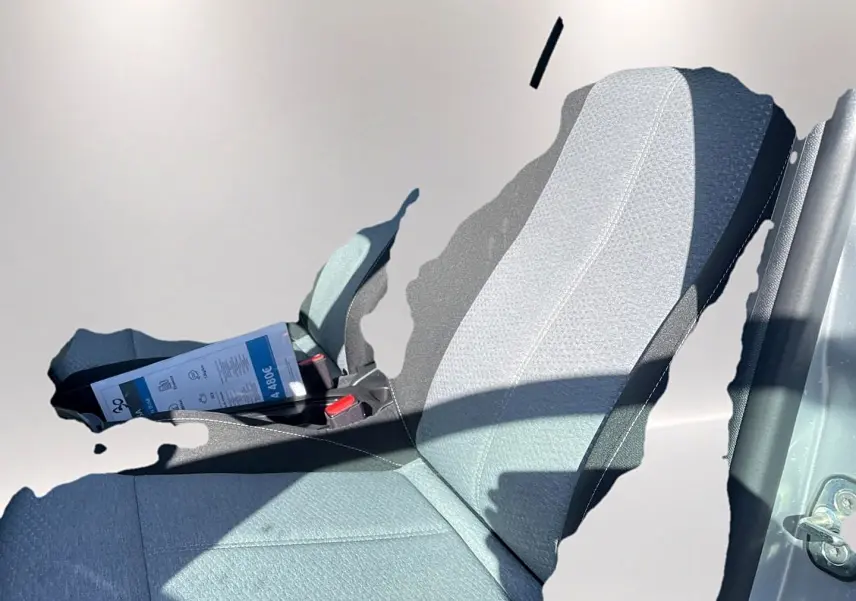 Vue intérieure du siège conducteur en tissu gris clair de l'Opel Corsa 2025, porte ouverte côté gauche visible.