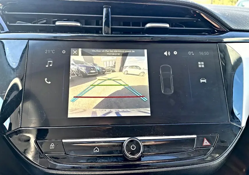 Écran tactile central de l’Opel Corsa 2025 affichant la caméra de recul avec vue arrière et aides au stationnement.