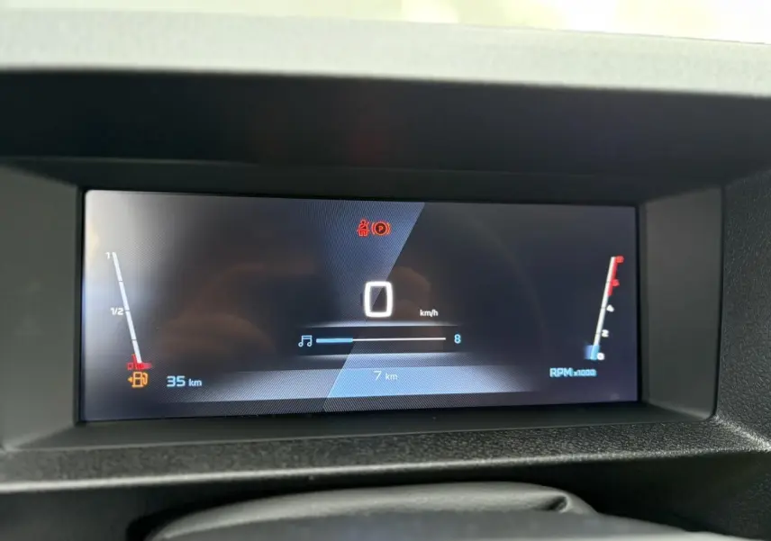 Affichage numérique du combiné de bord du Peugeot Expert Fourgon M NV 2025, avec jauges et indicateurs lumineux.