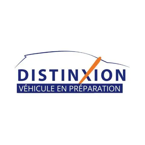 Dacia Duster bleu 2023 en 3/4 avant droit, avec toit ouvrant et jantes bi-ton visibles, stationné devant un mur blanc.