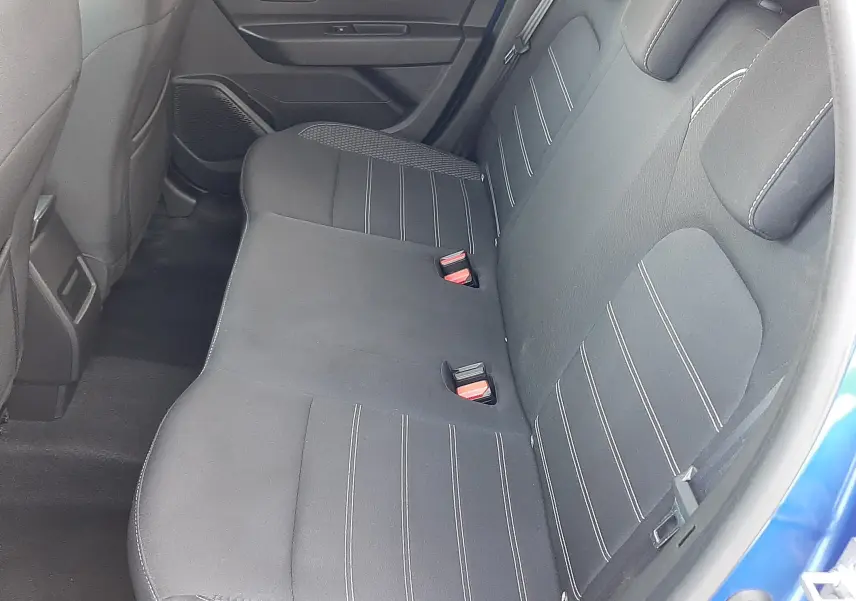 Vue intérieure côté droit des sièges arrière noirs avec surpiqûres claires du Dacia Duster bleu 2023.