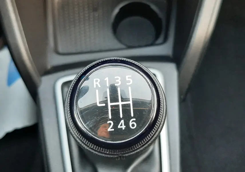 Gros plan sur le levier de vitesses manuel noir du Dacia Duster 1.3 TCE 130CH Journey 4x2 de 2023.