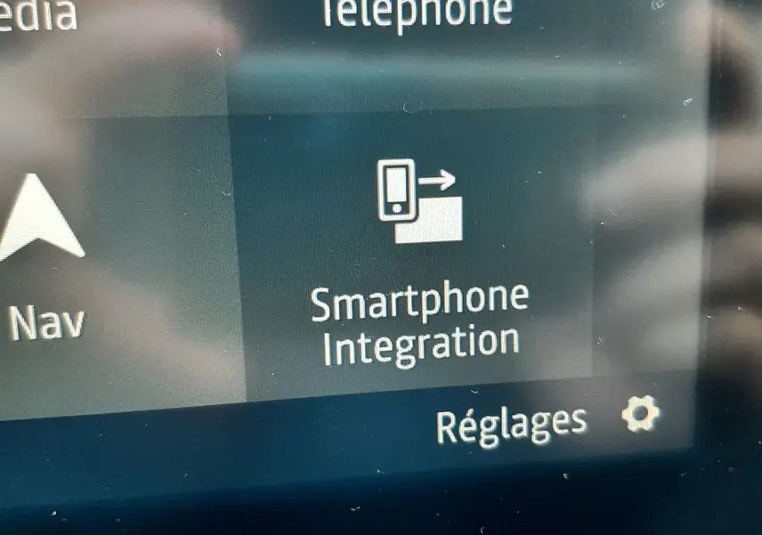 Écran tactile intérieur du Dacia Duster 2023 montrant l'option Smartphone Integration avec interface en français.