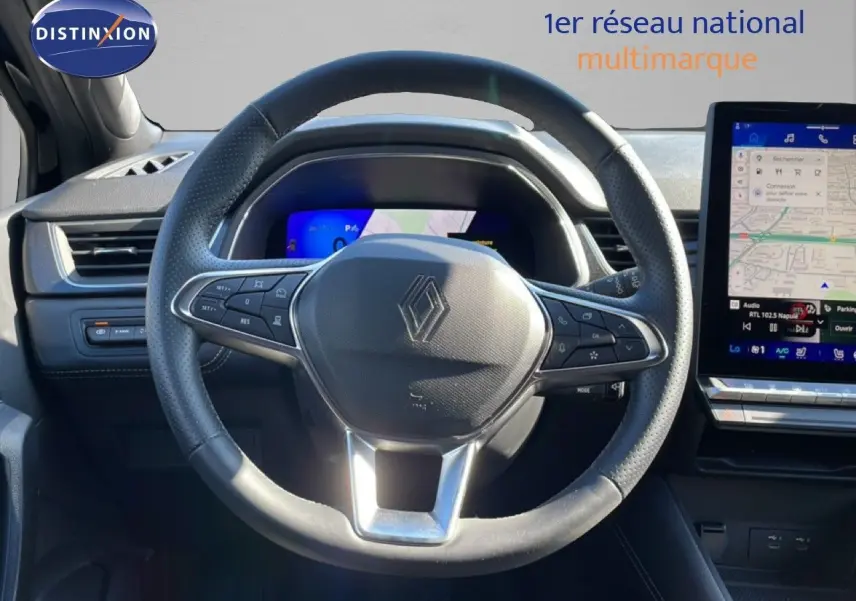 Vue intérieure centrée sur le volant noir de la Renault Symbioz 2025 avec tableau de bord numérique et écran tactile.