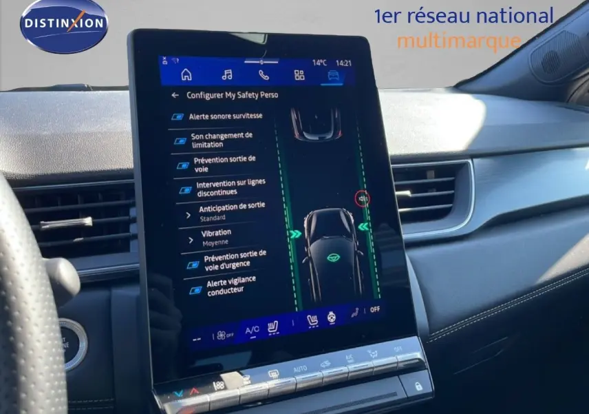 Vue intérieure centrée sur l'écran tactile vertical du tableau de bord du Renault Symbioz noir, affichant les réglages de sécurité.