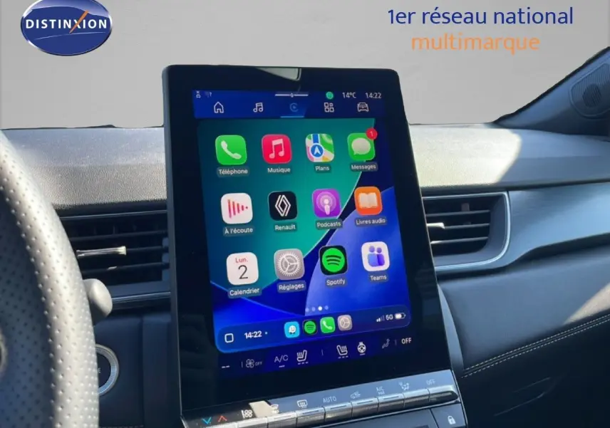 Vue intérieure centrée sur l'écran tactile vertical du tableau de bord du Renault Symbioz noir étoile métal.