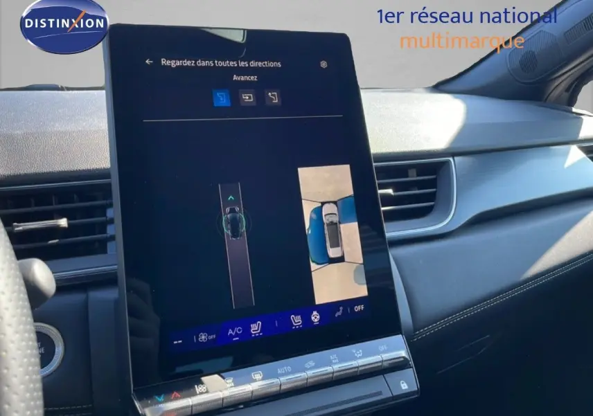 Vue intérieure du tableau de bord du Renault Symbioz 2025 avec écran tactile central affichant caméra 360 et commandes climatisation.
