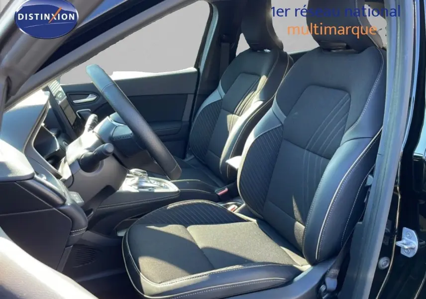 Vue intérieure côté conducteur de la Renault SYMBIOZ noire étoile métal, avec sièges tissu et cuir noir et volant multifonction.