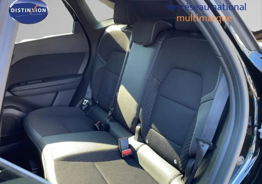 Vue intérieure côté droit des sièges arrière noirs étoile métal du Renault Symbioz 2025, finition Iconic hybride.