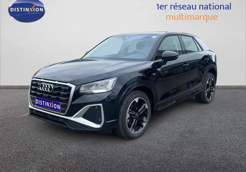 Audi Q2 30 TDI S-Line noir mito metal en 3/4 avant droit, avec jantes noires et détails chromés distinctifs.
