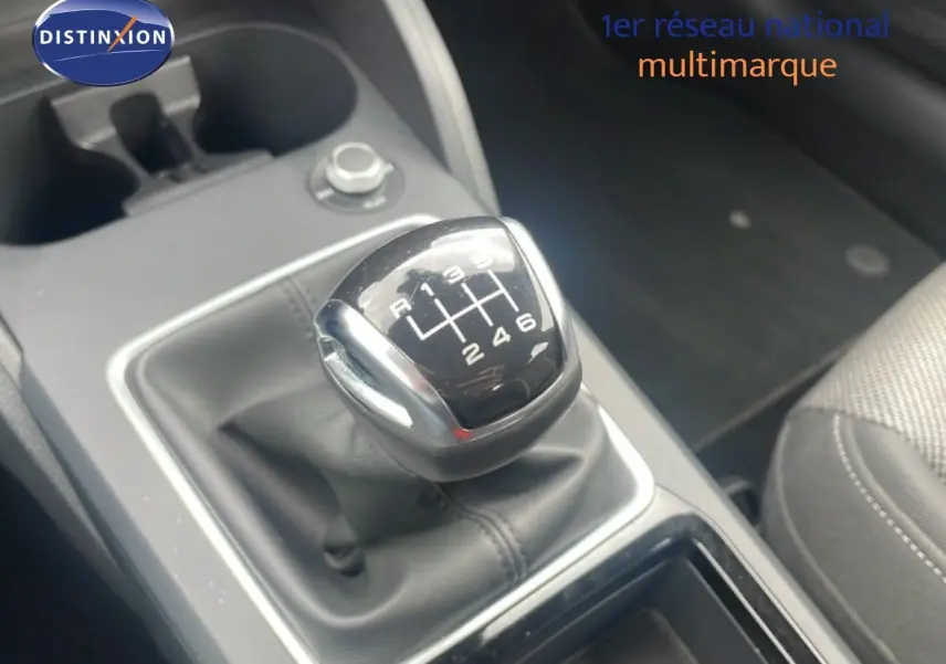 Gros plan sur le levier de vitesses manuel noir et chrome de l'Audi Q2 30 TDI S-Line, intérieur tissu gris.