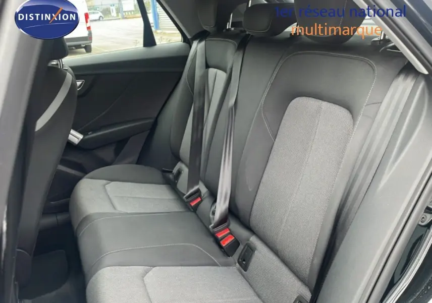 Vue intérieure côté droit montrant la banquette arrière en tissu gris et noir du Audi Q2 30 TDI S-Line noir Mito Metal.