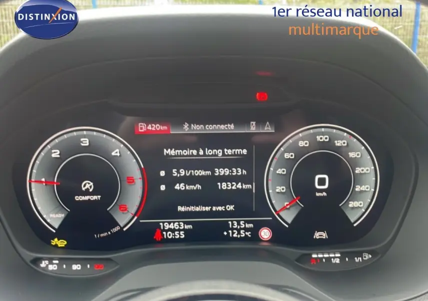 Vue rapprochée du tableau de bord numérique de l'Audi Q2 30 TDI S-Line 2025, affichage des compteurs et informations de conduite.