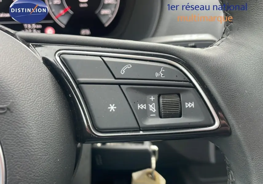 Gros plan sur les commandes audio et téléphone au volant cuir noir de l'Audi Q2 30 TDI S-Line 2025.
