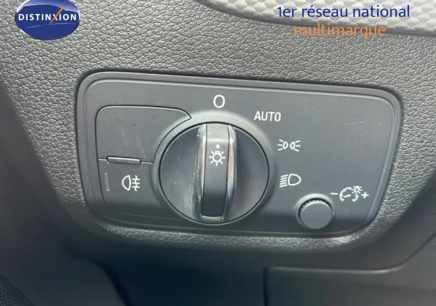 Gros plan sur le panneau de commande des phares de l’Audi Q2 30 TDI S-Line noir mito metal, intérieur noir.