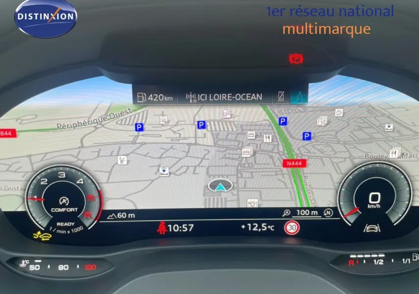 Tableau de bord numérique de l'Audi Q2 noir mito metal, affichant la navigation et les compteurs à 10:57.