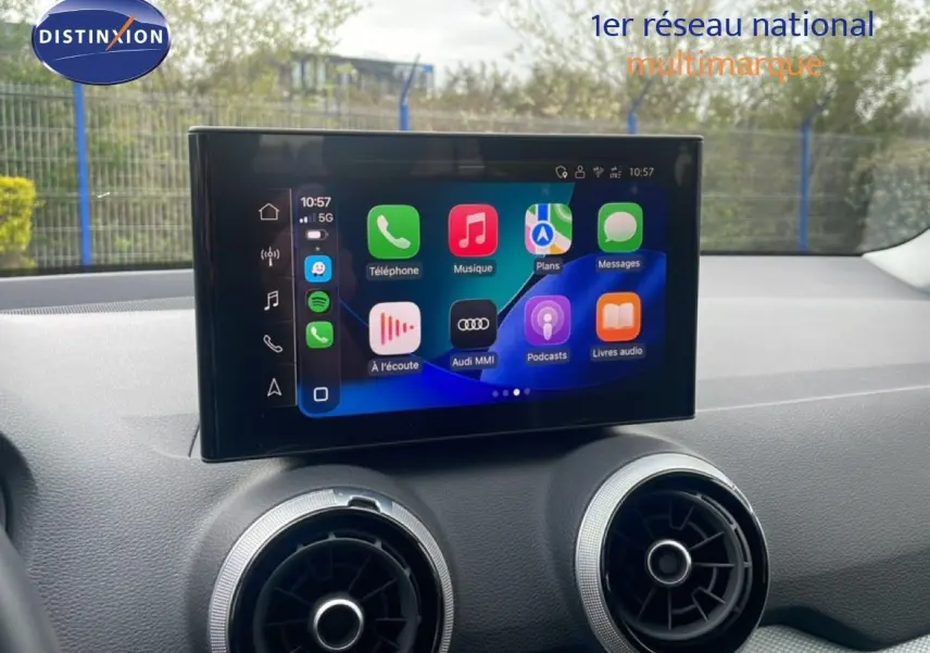 Écran tactile central de l'Audi Q2 30 TDI S-Line 2025, affichant l'interface Apple CarPlay, intérieur noir.