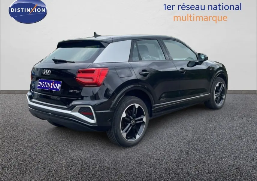 Audi Q2 30 TDI S-Line noir mito metal vue 3/4 arrière droit avec jantes noires et toit argenté.