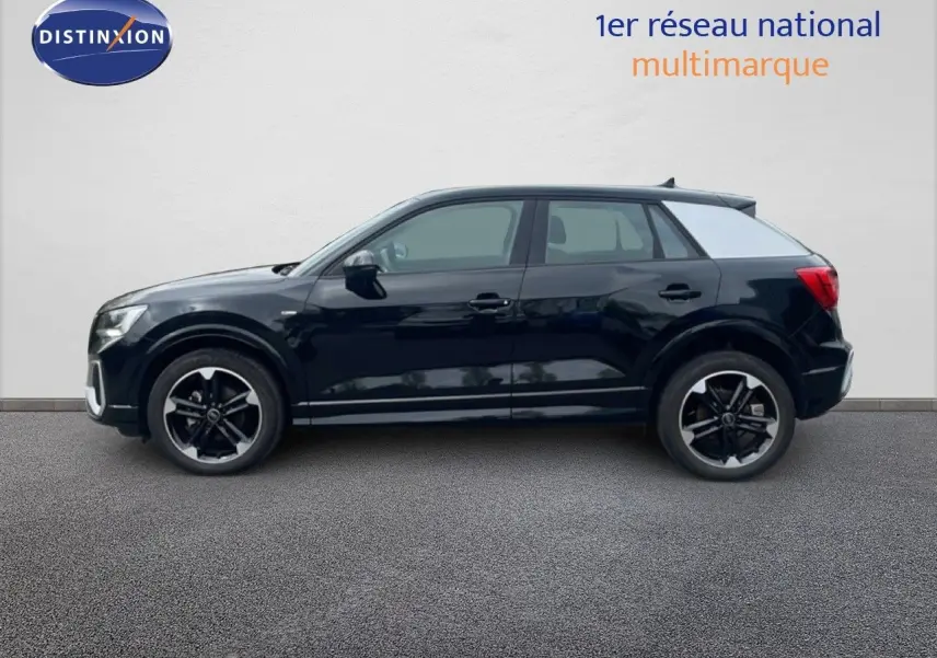 Audi Q2 30 TDI S-Line noir mito metal vue de profil côté gauche, avec jantes alliage noires et toit contrasté blanc.